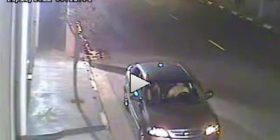 Çifti lakuriq hap krahun, dalin nga makina dhe i fusin seks në mes të rrugës Video +18