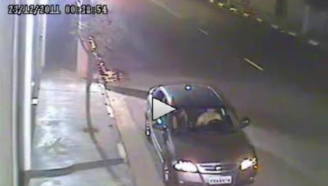 Çifti lakuriq hap krahun, dalin nga makina dhe i fusin seks në mes të rrugës Video +18