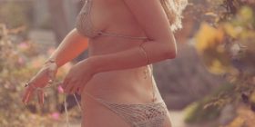 Foto-galeri/ Modelja Simone shfaq trupin superseksi