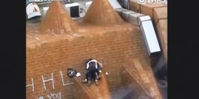 Studentët rrezikojnë jetën duke bërë seks në çatinë e universitetit (Video+18)