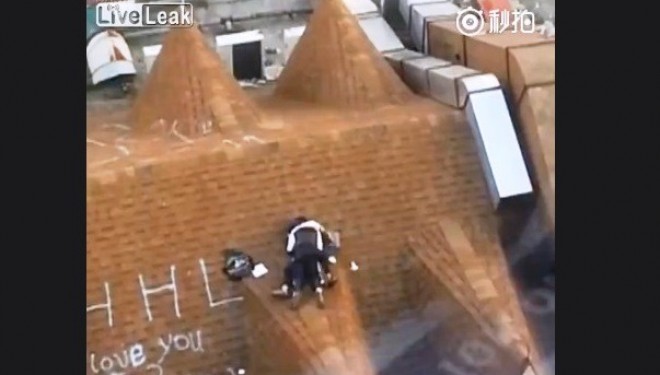 Studentët rrezikojnë jetën duke bërë seks në çatinë e universitetit (Video+18)