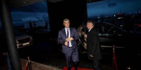 The Daily Beats për Thaçin: Ekipi i kandidatit për President të SHBA’ve, takohet me një të dyshuar për trafikim organesh!