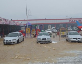 Vërshime të mëdha në Malishevë, bllokohet rruga Malishevë-Duhël