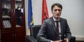 Ministri Murati me 20 zyrtarë në “deti”