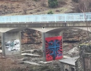 Vandalizëm ndaj flamurit shqiptarë në Tuz!