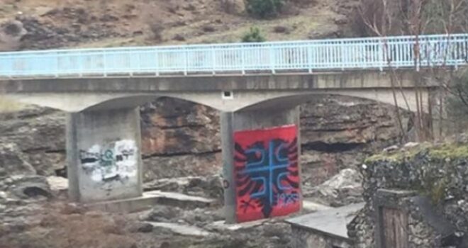 Vandalizëm ndaj flamurit shqiptarë në Tuz!