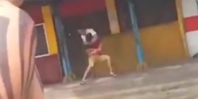 Video e tmerrshme, merr peng një grua dhe e godet me thikë