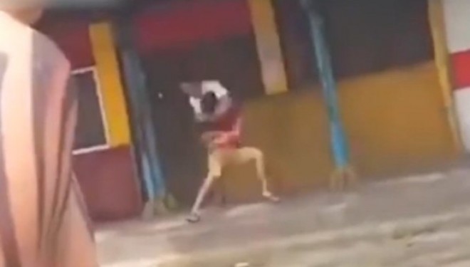 Video e tmerrshme, merr peng një grua dhe e godet me thikë