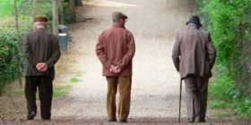 Pleqtë linin pensionin me prostituta