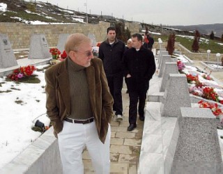 Reçaku Kujton të Rënët e Masakrës dhe Nderon Ambasadorin Walker