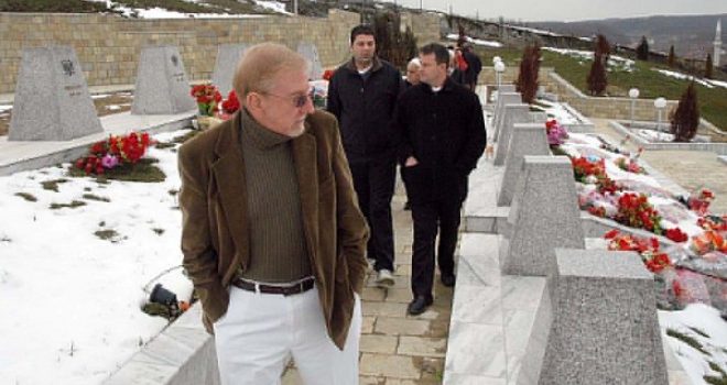 Reçaku Kujton të Rënët e Masakrës dhe Nderon Ambasadorin Walker