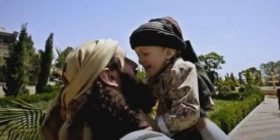 Xhihadisti Ridvan Haqifi shfaqet me të birin 4 vjeçar (Video/Foto)