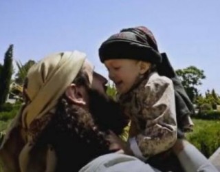 Xhihadisti Ridvan Haqifi shfaqet me të birin 4 vjeçar (Video/Foto)