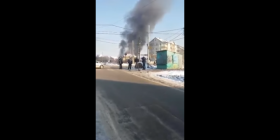 Një pompë benzine digjet në Podujevë (VIDEO)