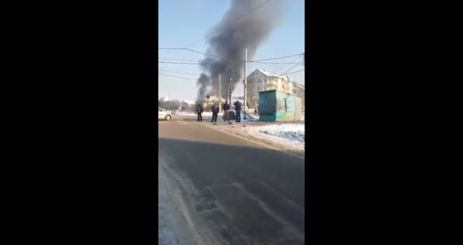 Një pompë benzine digjet në Podujevë (VIDEO)