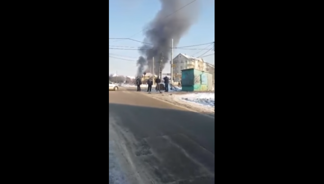 Një pompë benzine digjet në Podujevë (VIDEO)