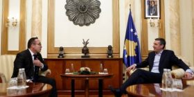 Seremb Gjergji e dorëzon në Kuvend kandidaturën për President