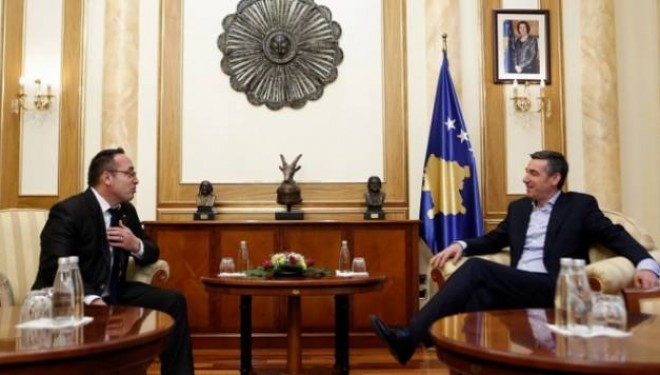 Seremb Gjergji e dorëzon në Kuvend kandidaturën për President