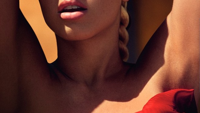 Charlotte McKinney pozon komplet nudo / FOTO