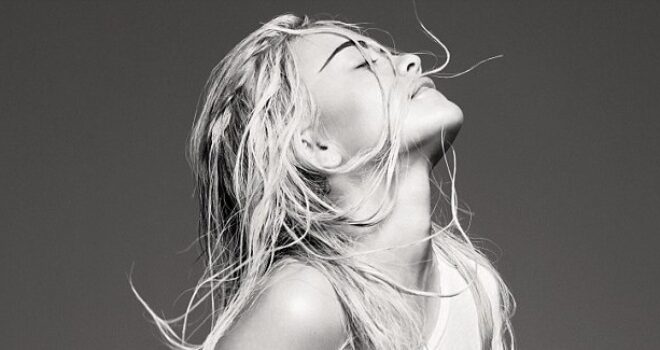 Rita sensuale në pozën për GQ  / FOTO