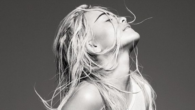 Rita sensuale në pozën për GQ  / FOTO