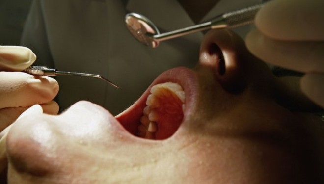 Dentisti i jep anestezion pacientit dhe ja fut penisin në gojë (FOTO)
