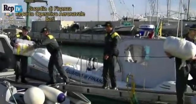 500 kg drogë në Itali, trafikantët shqiptarë e hedhin në det