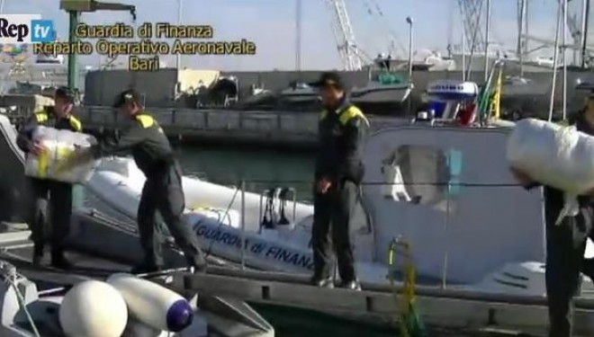 500 kg drogë në Itali, trafikantët shqiptarë e hedhin në det