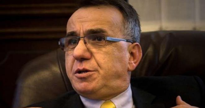 Enver Hasani e quan rrugaç kreun e Gjykatës Themelore të Prishtinës