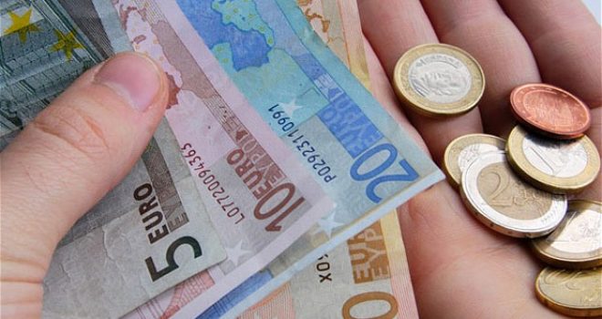 Euro të falsifikuara konfiskohen në një bankë në Prishtinë