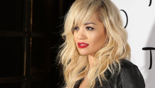 Rita Ora me unazë diamanti