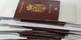 Kosovarët presin në rend për tu paisur me pasaportë serbe