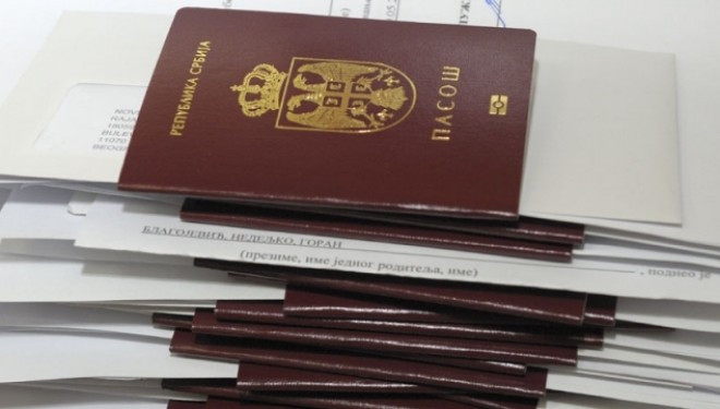 Kosovarët presin në rend për tu paisur me pasaportë serbe
