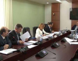 Shoferë instruktorë nuk mund të jetë një 23 vjeçar