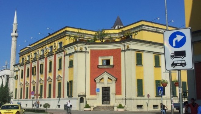 Jeta e natës në Tiranës: Skena lesbike në një klub / FOTO