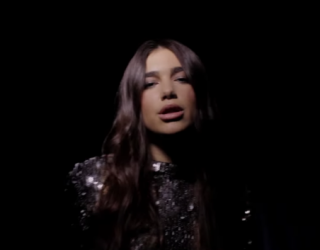“The Guardian” shkruan për performancën e Dua Lipës në Glastonbury