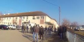 Komuna e Drenasit u ndaloi punën kombistëve, njëri nga ta tentoi të vetëdigjej (Video)