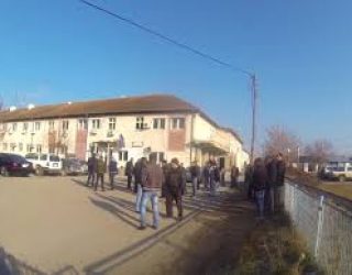 Komuna e Drenasit u ndaloi punën kombistëve, njëri nga ta tentoi të vetëdigjej (Video)