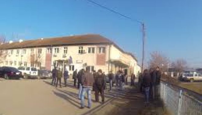 Komuna e Drenasit u ndaloi punën kombistëve, njëri nga ta tentoi të vetëdigjej (Video)