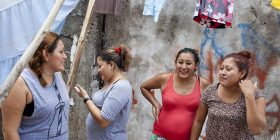 Motrat ‘bamirëse’ që e japin barkun me qira (Foto)