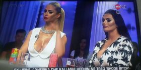 Kallashi dhe Xhesika Ndoj më shumë se “shoqe” puthen në buzë (FOTO)