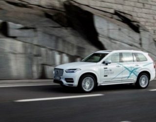 Volvo i provon veturat pa shofer në Londër