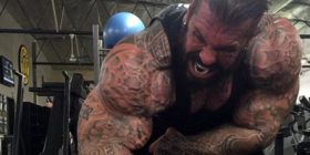 140 kg muskuj falë steroideve