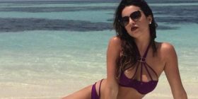 Armina Mevlani mund të lexojë me sy mbyllur! (Foto)