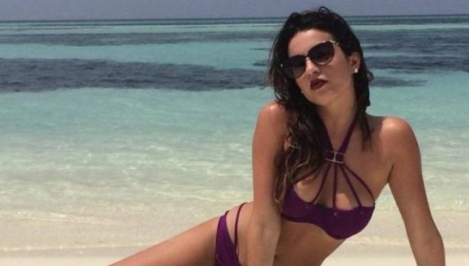 Armina Mevlani mund të lexojë me sy mbyllur! (Foto)