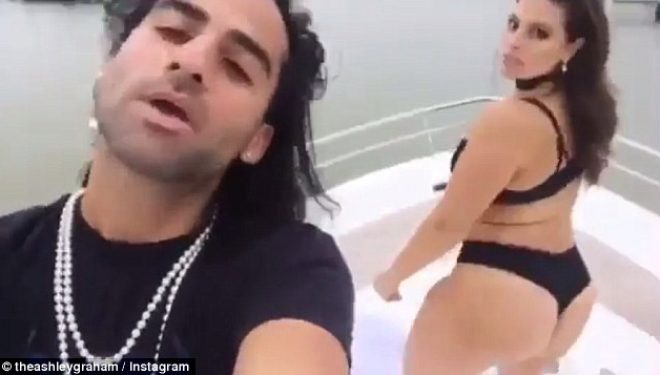 Kërcimi provokues i modeles së bëshme (Video)