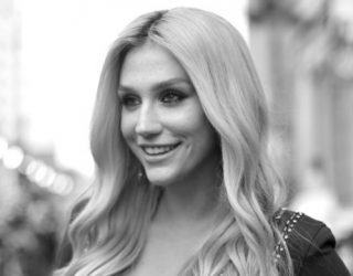 Kesha, “topless” për të dhënë një mesazh! (Foto)
