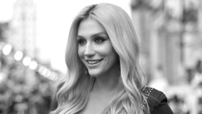 Kesha, “topless” për të dhënë një mesazh! (Foto)