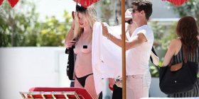 Lara Stone, topless për setin e ri të fotove