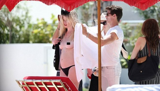 Lara Stone, topless për setin e ri të fotove
